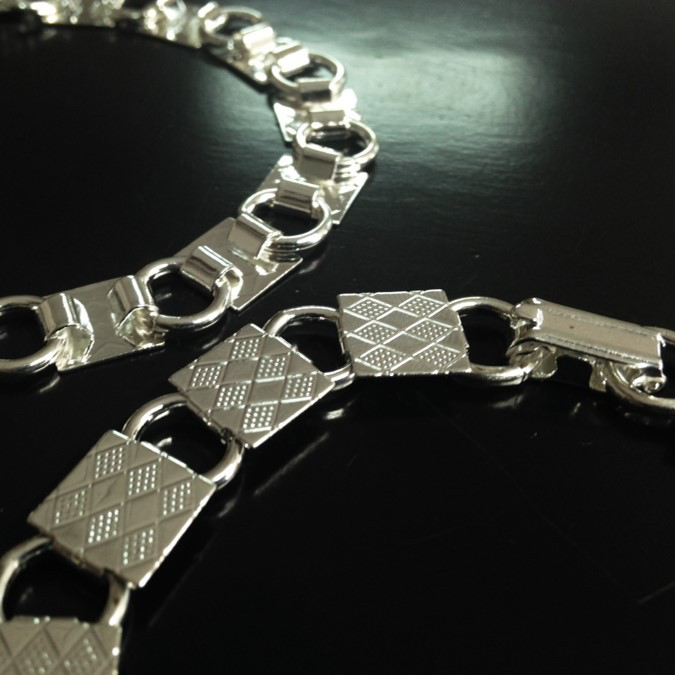 Brazalete Plateado Disco Cuadrado para Joyería en Vtrofusión