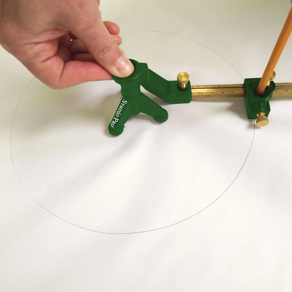 Creador de Círculos y Tiras Studio Pro para vidrio (marcado), plástico, cartón, cartulina, foam board, tableros delgados, telas, madera ligera, materiales corrugados y más.